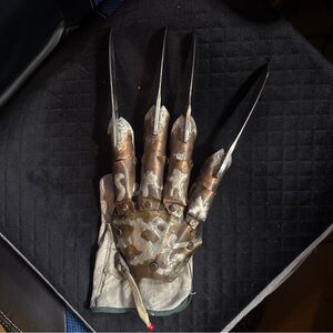 Metallic Claw Glove